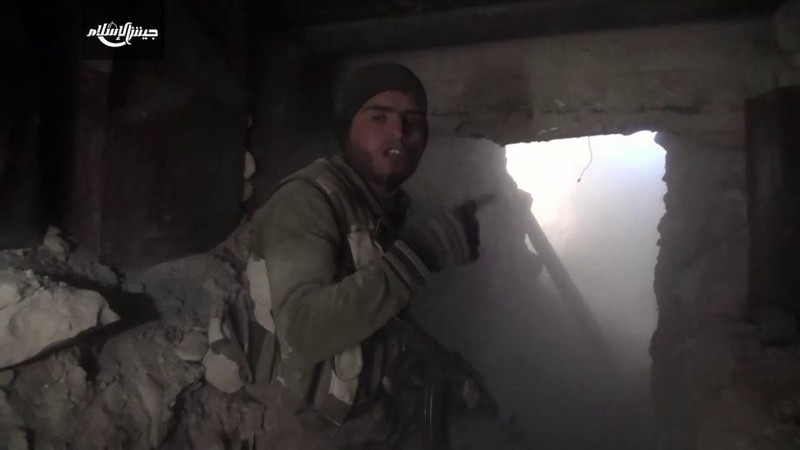 Một tay súng Hồi giáo cực đoan chiến đấu ở Đong Ghouta - ảnh minh họa video