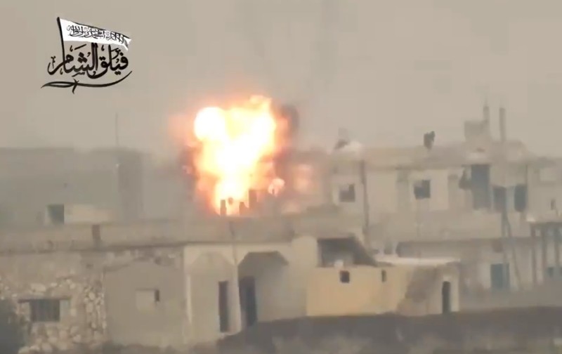 Vụ nổ của tên lửa chống tăng TOW bên trận địa của binh sĩ Syria. Ảnh minh họa Masdar News
