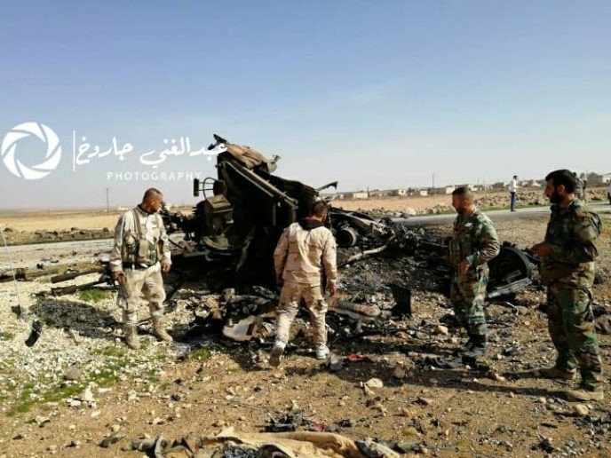 Một xe cơ giới gắn súng máy của IS bị phá hủy trên chiến trường Hama