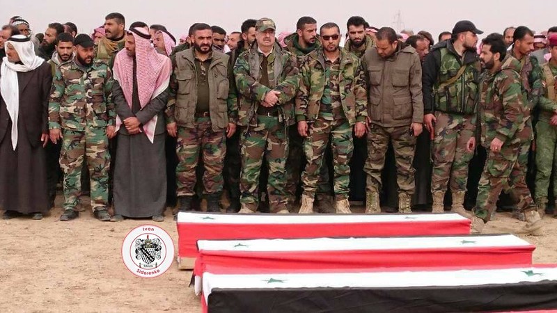 Quân đội Syria đưa tang các binh sĩ, những người đã thiệt mạng vì cuộc không kích của Mỹ ở Deir Ezzor. Ảnh Muraselon