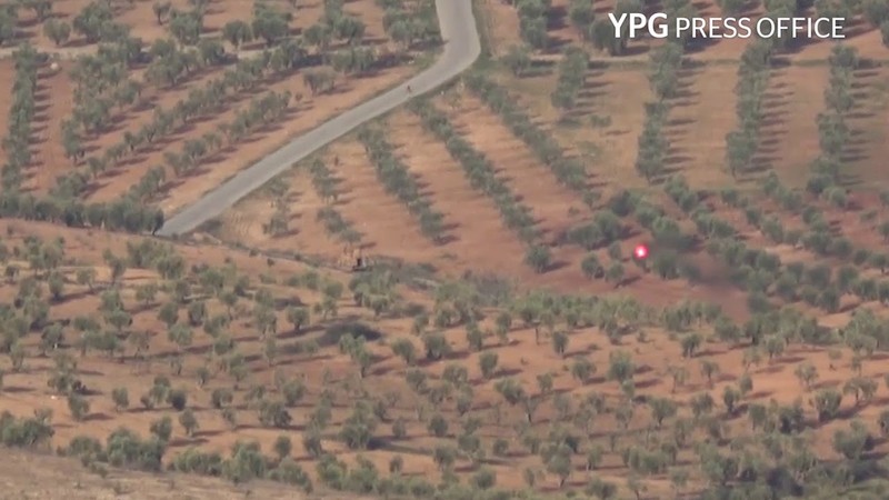 Lực lượng YPG tấn công xe thiết giáp của Thổ Nhĩ Kỳ ở Afrin, ảnh minh họa video