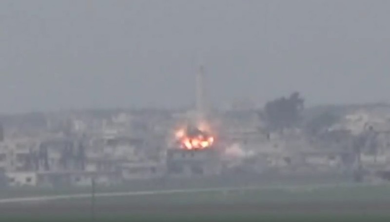 Lực lượng pháo binh - tên lửa quân đội Syria tiến công thị trấn chiến lược Al-Latamenah trên vùng nông thôn miền bắc Hama - ảnh minh họa video