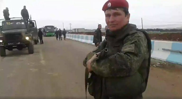 Quân đội Syria vượt cửa khẩu al-Ziyara dưới sự hộ tống của quân cảnh Nga - ảnh minh họa video truyền thông quân đội Syria
