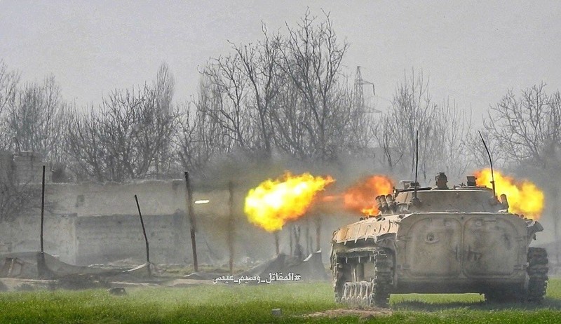 Xe thiết giáp quân đội Syria khai hỏa trên chiến trường phía đông nam Đông Ghouta - ảnh minh họa Masdar News