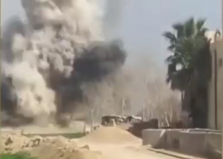 Xe tăng phá hủy xe đánh bom tự sát VBIED của lực lượng khủng bố HTS ở Đông GHouta