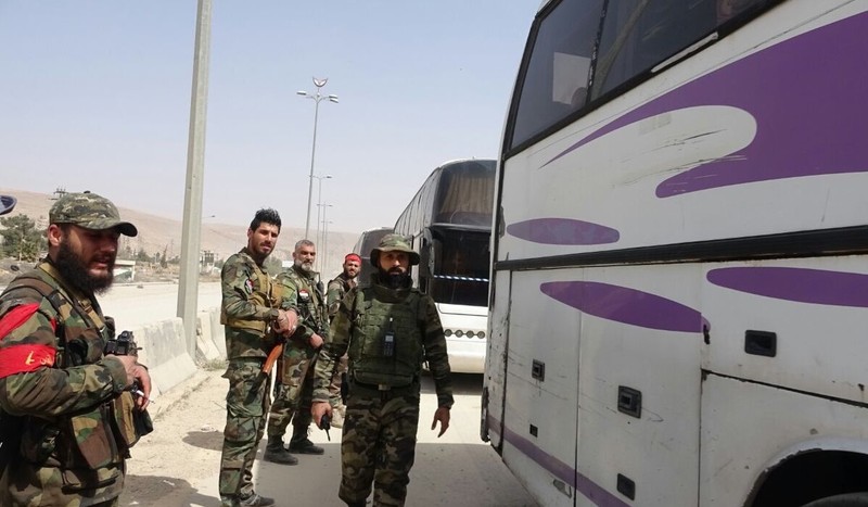 Lực lượng quân đội Syria bản vệ an ninh đoàn xe chiến binh di tản - ảnh minh họa Masdar News