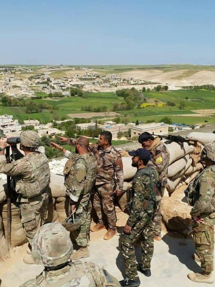 Lực lượng dân quân người Kurd và binh sĩ Mỹ ở Raqqa.ảnh Muraselon