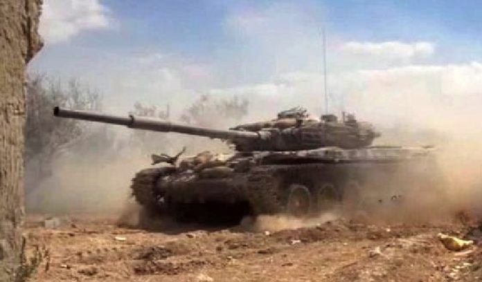 Xe tăng quân đội Syria tiến công trên chiến trường Douma- ảnh minh họa Masdar News