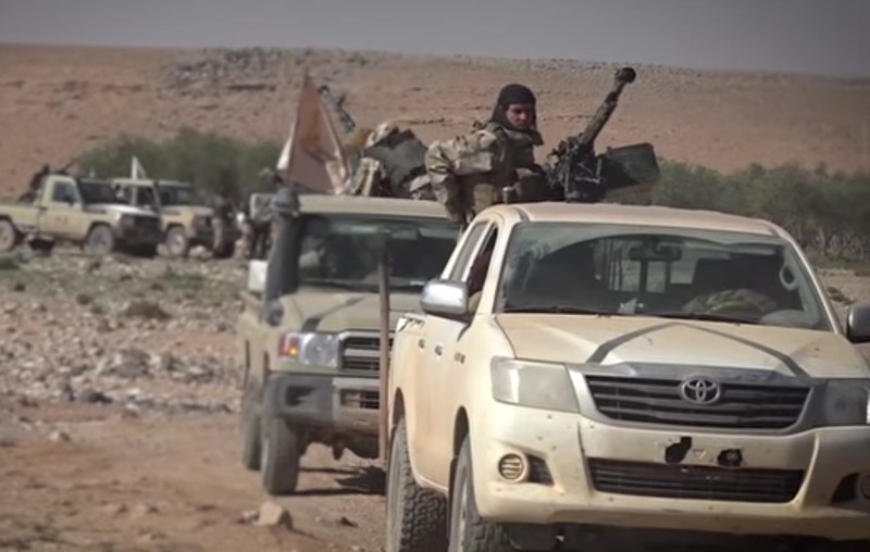 Nhóm Maghawir as-Sahraa thuộc lữ đoàn Tử vì đạo Ahmad Abdo chuẩn bị chiến đấu cùng IS. Ảnh Masdar News