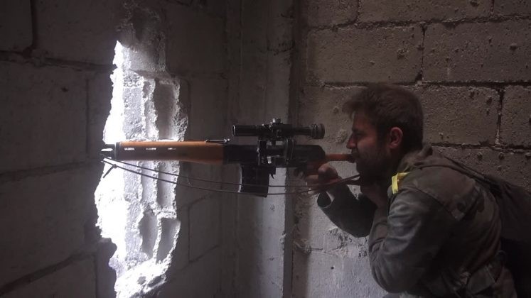 Binh sĩ Vệ binh Cộng hòa quân đội Syria giao chiến với IS ở quận Hajar al-Aswad, ngoại ô Damascus. Anh minh họa video Ruptly