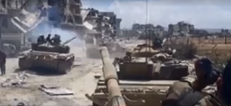 Tăng thiết giáp quân đội Syria tiến công ở quận Yarmouk. Ảnh minh họa video