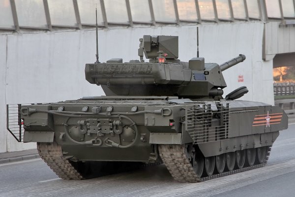 Xe tăng Armata trong diễu hành trên quảng trường Đỏ