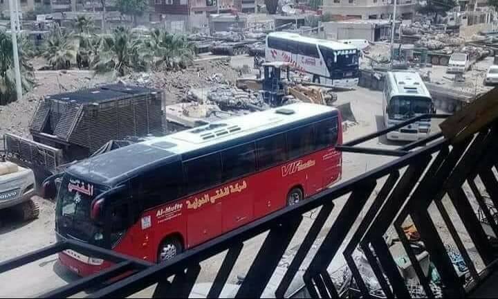 Đoàn xe buýt di tản vào quận Al-Hajar Al-Aswad. Ảnh Masdar News