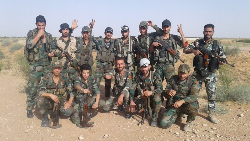 Các binh sĩ thuộc lữ đoàn 104 Vệ binh Cộng hòa trên sa mạc Homs. Ảnh minh họa Murâelon