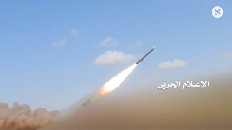 Lực lượng Hiuthi phóng tên lửa  tấn công quân đội Ả rập Xê út. Ảnh minh họa Masdar News