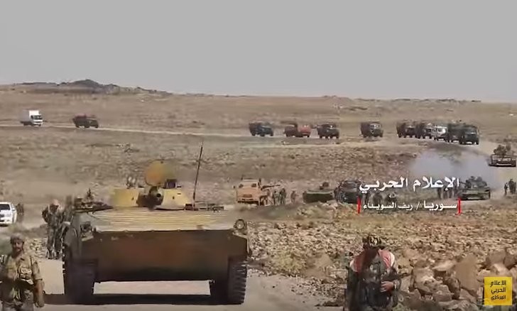 Quân đội Syria hành quân trên chiến trường sa mạc Suwayda. Ảnh minh họa video Quân đội Syria