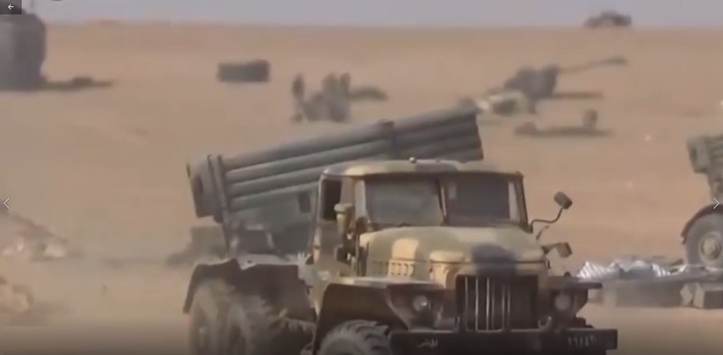 Quân đội Syria tấn công lực lượng IS ở Abukamal. Ảnh video South Front