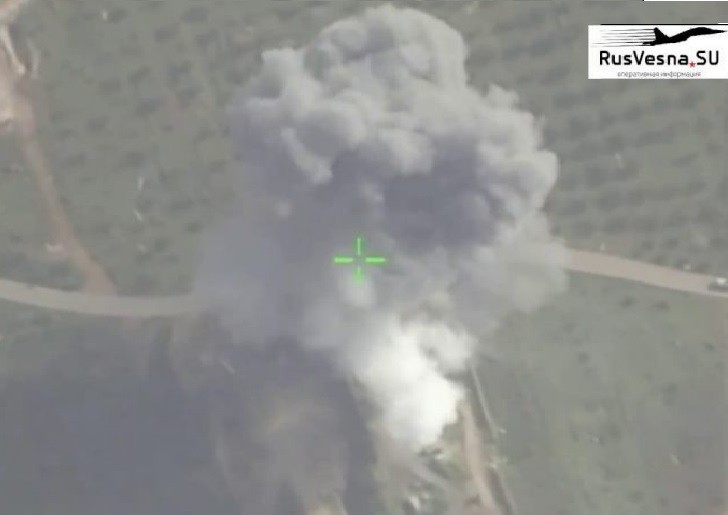 Không quân Syria nem bom huy diệt trụ sở của lực lượng Hồi giáo ở miền bắc Hama. Ảnh minh họa video Rusvesna