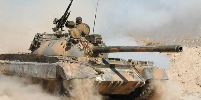 Xe tăng quân đội Syria trên chiến trường sa mạc tỉnh Homs, vùng biên giới với Iraq.