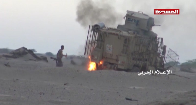 Lực lượng Houthi hủy diệt xe cơ giới của liên minh quân sự do Ả rập Xê út dẫn đầu. Ảnh video truyền thông Houthi