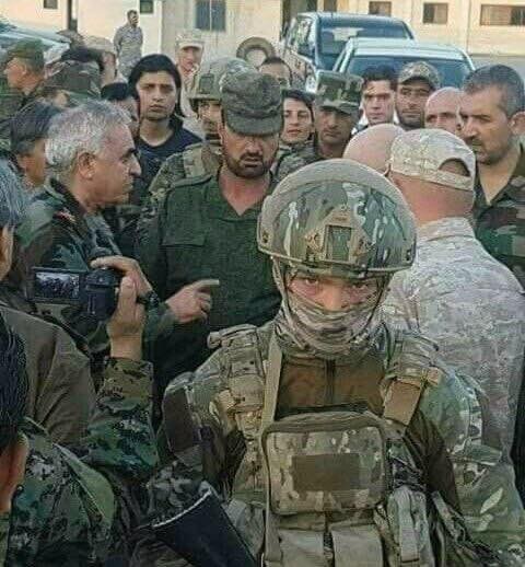 Thiếu tướng Susheil al Hassan, tư lệnh trưởng lực lượng Tiger ở Daraa cùng với các vệ sĩ Nga của minh