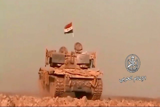 Xe thiết giáp quân đội Syria tiến công giải phóng thị trấn Busra Al-Harir thuộc tỉnh Daraa
