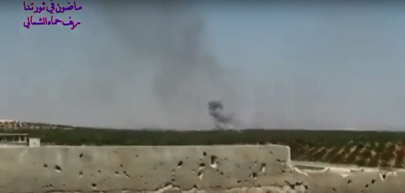 Không quân Syria không kích trên miền bắc Hama. Ảnh minh họa video truyền thông đối lập Syria