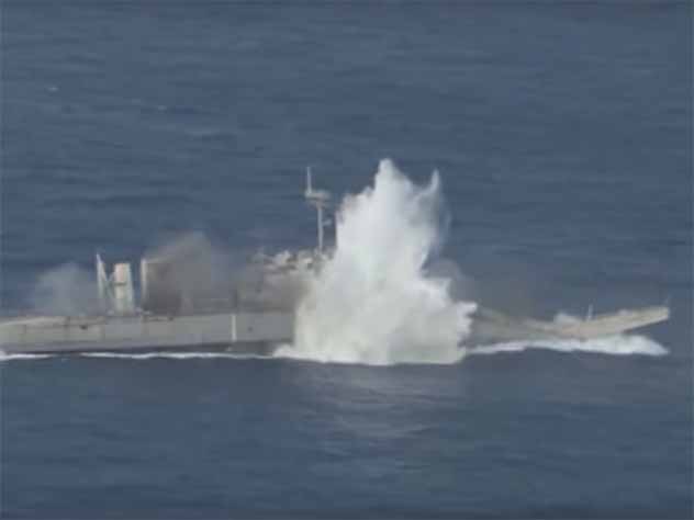 Tàu đổ bộ mục tiêu bị trúng ngư lôi Mk 48 của Mỹ. Ảnh video RIMPAC 2018