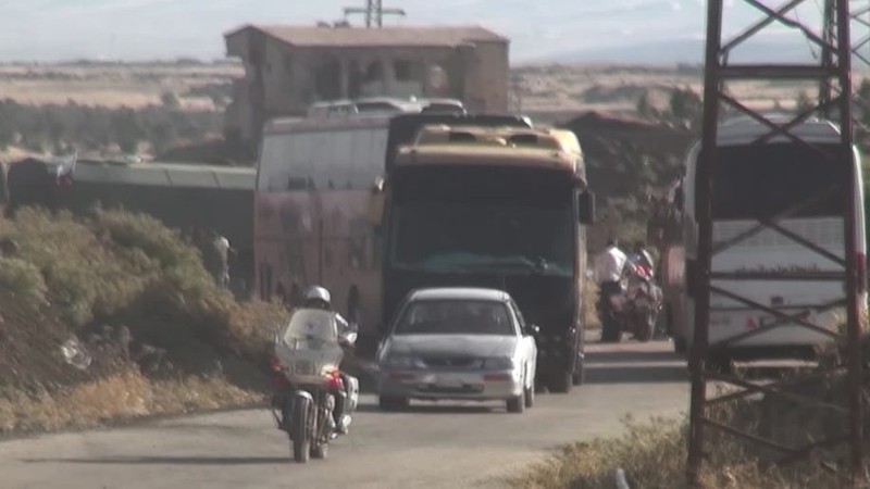Đoàn xe vận tải di tản khỏi địa phận tỉnh Quneida. Ảnh minh họa Masdar News