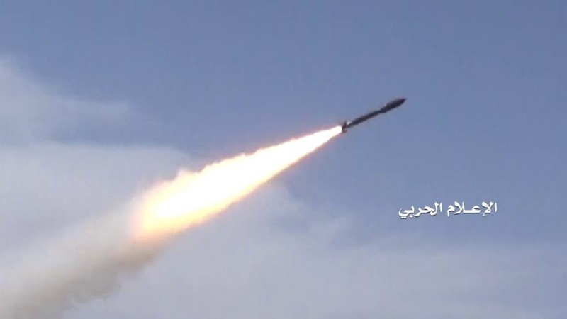 Lực lượng hải quân Houthi phóng tên lửa chống tàu tấn công chiến hạm của A rập Xê út. Ảnh minh họa Masdar News