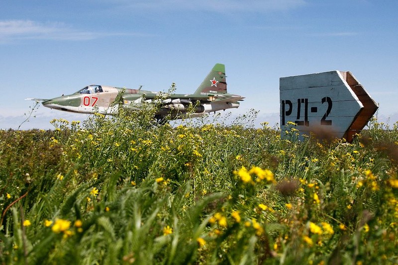 Máy bay cường kích chiến trường Su-25 chuẩn bị cất cách trên sân bay Hmeimim. Ảnh minh họa Masdar News