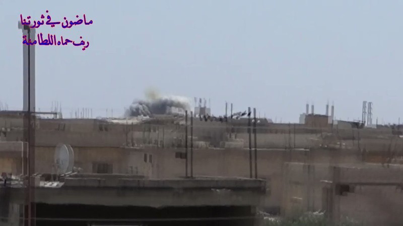 Trực thăng chiến đấu sư đoàn Tiger bắn phá ác liệt chiến tuyến của Hồi giáo cực đoan ở Hama. Ảnh video lực lượng đối lập Syria.