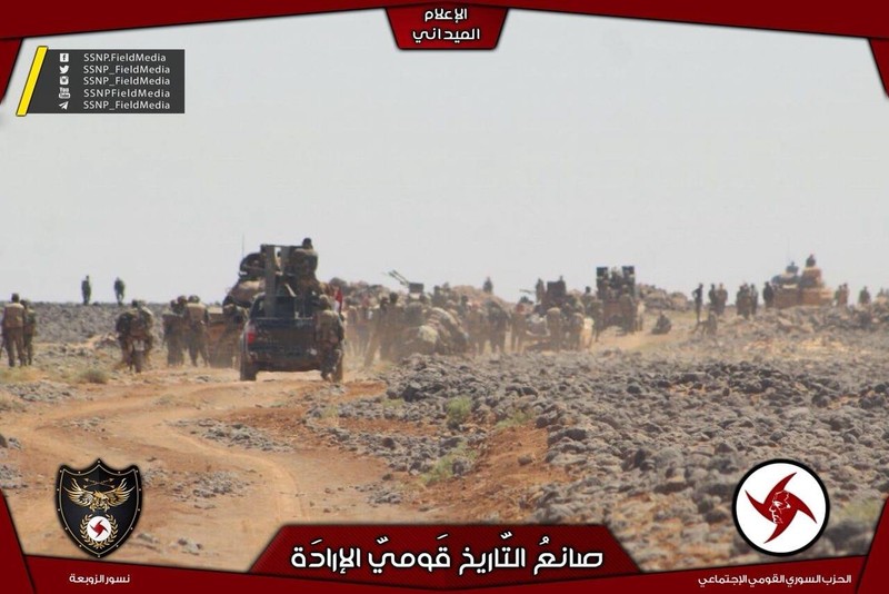 Lực lượng quân tình nguyện SSNP tấn công trên sa mạc Sweida. Ảnh SSNP