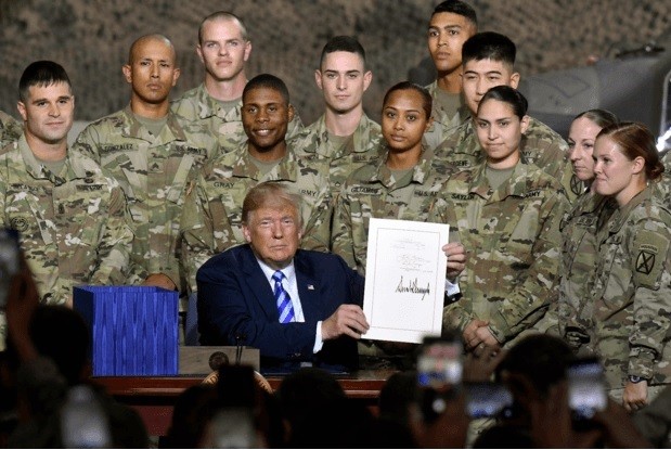 Tổng thống Mỹ Donald Trump ký đạo luật ngân sách quốc phòng cho năm tài chính 2019. Ảnh minh họa Military.Com