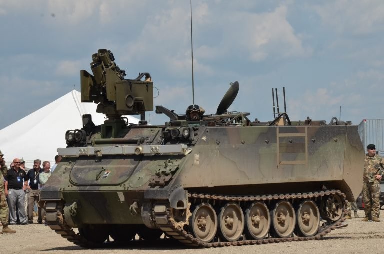 Xe thiết giáp chuyển quân M-113, được lắp đặt bộ khí tài robot tự lái. Ảnh Breaking Defence