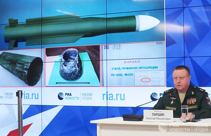 Bộ quốc phòng Nga họp báo bất thường, chứng minh tên lửa Buk đã được phòng không Ukraina phóng vào MH-17. Ảnh minh họa video RIA.Novosti