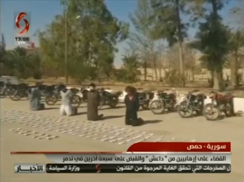 Các phần tử khủng bố IS bị bắt sống trên sa mạc tỉnh Homs, ảnh minh họa video Syria Alikhbaria