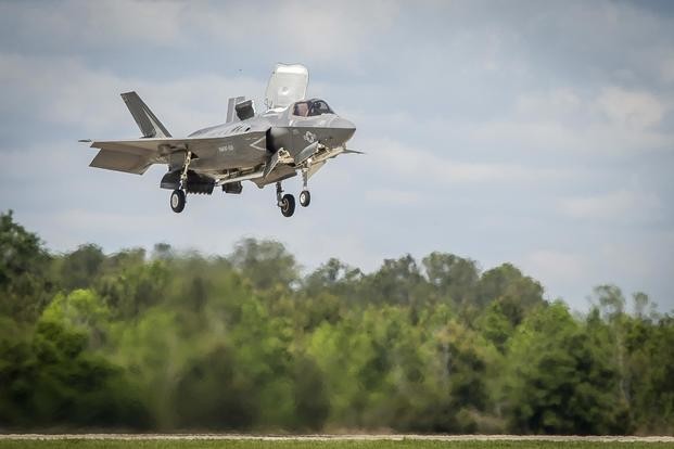 Máy bay tiêm kích tàng hình thế hệ 5 F-35B hạ cánh ở sân bay Beaufort, Nam Carolina. Ảnh Military.Com