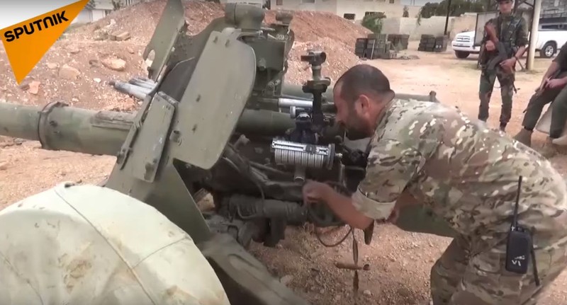 Binh sĩ quân đội Syria sử dụng pháo săn tăng "Rapira" MT-12. Ảnh minh họa video Sputnik
