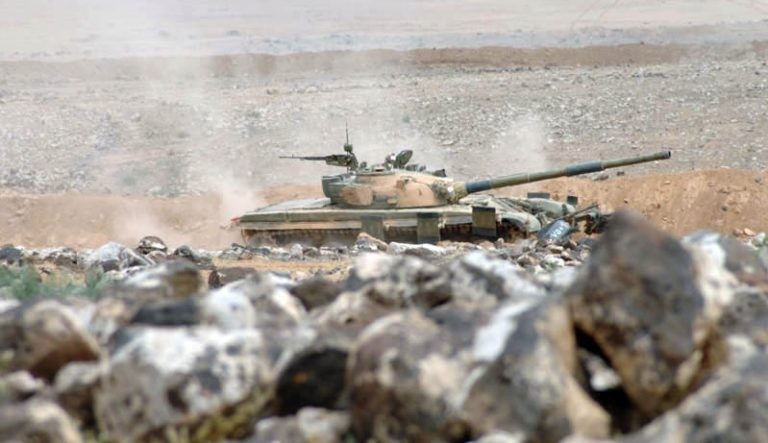 Xe tăng quân đội Syria tiến công trên chiến trường Sweida. Ảnh minh họa South Front