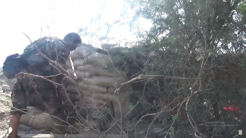 Chiến binh Houthi đánh chiếm trận địa của Ả rập Xê út. Ảnh minh họa video truyền thông quân đội Yemen. 