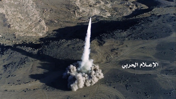 Lực lượng Houthi phóng tên lửa tấn công liên minh quân sự do Ả rập Xê út dẫn đầu. Ảnh minh họa South Front