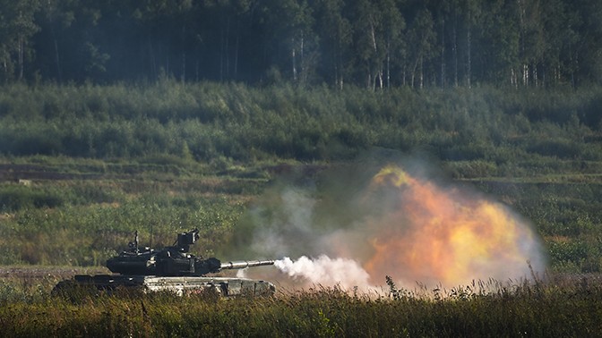 Xe tăng T-90 khai hỏa trên thao trường "Quân đội - 2018". Ảnh: Zvezda.