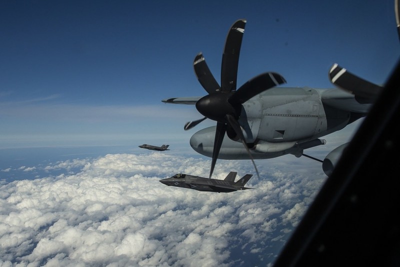  Các máy bay tiêm kích tàng hình F-35B tiếp dầu trên Biển Đông. Ảnh: Military.com.