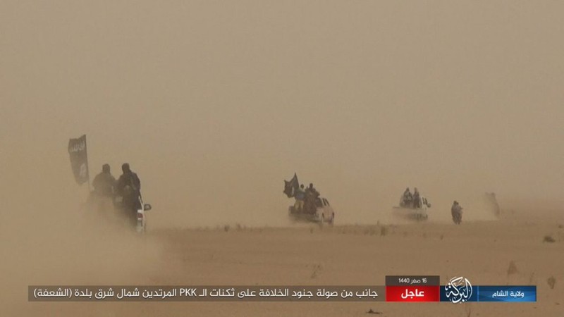 Lực lượng khủng bố IS, lợi dụng thời tiết xấu tiến hành cuộc tấn công vào chiến tuyến SDF. Ảnh minh họa: Amaq.