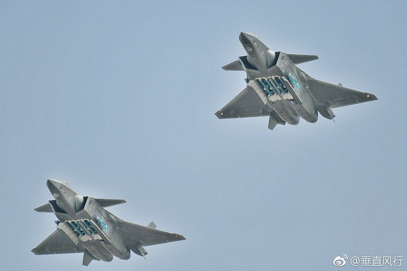 Máy bay tiêm kích tàng hình thế hệ 5 Chengdu J-20 bay biểu diễn với khoang vũ khí mở ở Chu Hải. Ảnh Rusian Gazeta