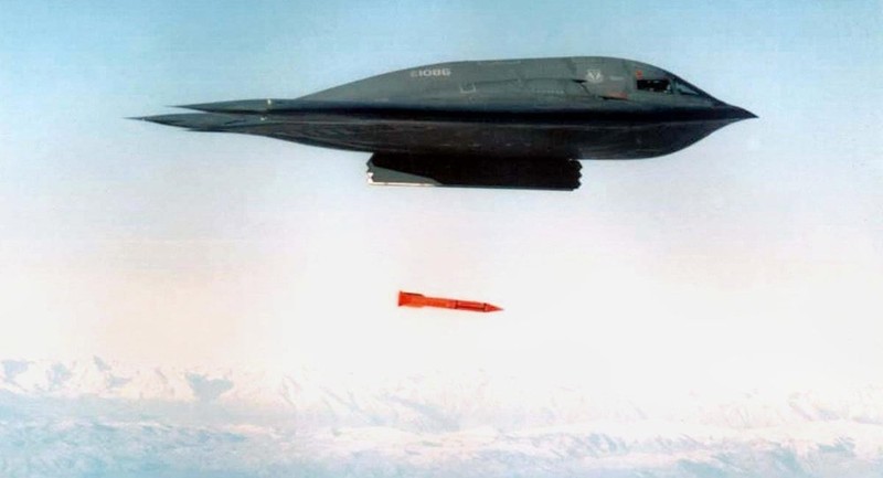 Máy bay ném bom tàng hình thế hệ 5 B2 ném bom thử nghiệm B61-12. Ảnh The National Interest