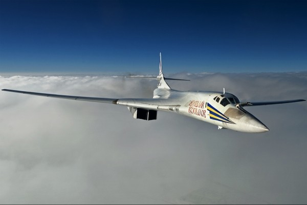 Máy bay ném bom chiến lược tầm xa Nga Tu-160 Thiên nga trắng.