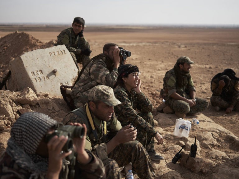 Các chiến binh người Kurd theo dõi Quân đội Syria tự do FSA được Thổ Nhĩ Kỳ hậu thuẫn.