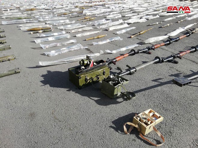Các loại vũ khí đạn dược thu giữ được trên vùng ngoại ô Damascus. Ảnh SANA